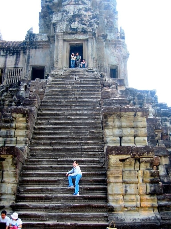 Bậc thang ở đền Angkor Wat, Campuchia. Với quan niệm thiên đường là nơi tuyệt vời mà con người phải trải qua nhiều gian khổ và nỗ lực mới có thể vươn tới được, nên ở khu đền cổ kính Angkor Wat những bậc thang đều có độ dốc vô cùng đáng sợ. Tại một số điểm du khách thực sự phải đi bằng cả hai tay, hai chân.